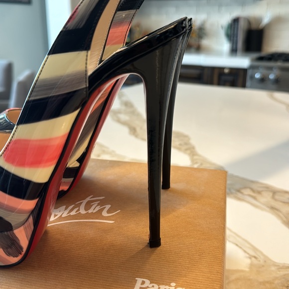 Christian Louboutin heels. I am a true US 7.5 size and they fit perfectly. - Picture 12 of 16